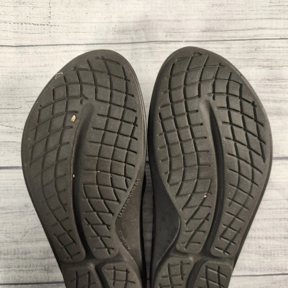 OOFOS OOriginal Recovery Sandals Womens 6 Black Thong Flip Flops